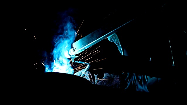 焊接金属结构的专业工人视频下载