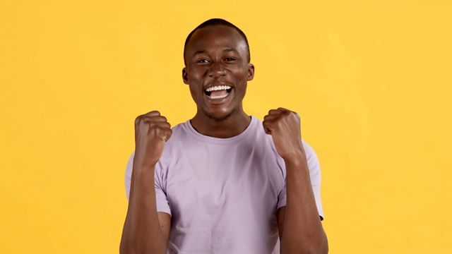 快乐的非裔美国人享受胜利，挥舞着他的拳头视频素材