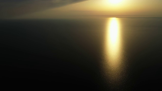令人惊叹的黄粉色日落在海上。无人机拍摄视频素材
