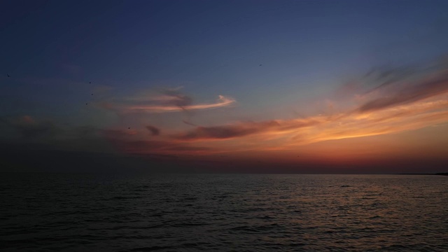 令人惊叹的黄粉色日落在海上。无人机拍摄视频素材