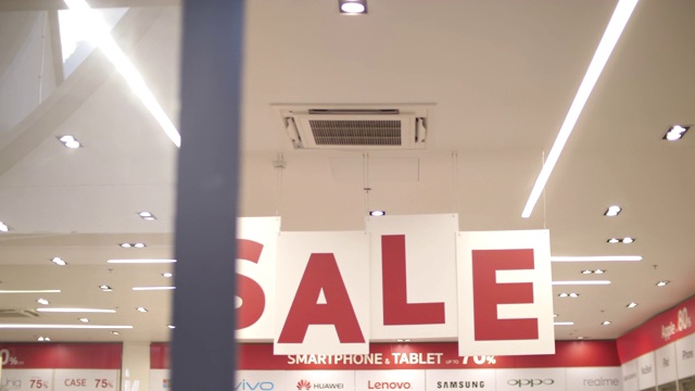 购物中心的红色销售标志视频下载