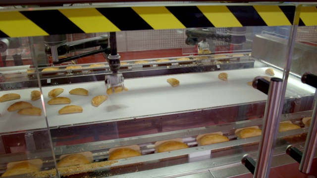 馅饼被扫描和包装用机械手臂视频素材