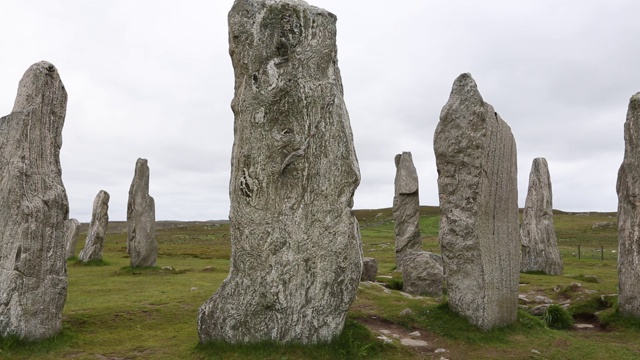 英国苏格兰外赫布里底群岛(Outer Hebrides)附近的刘易斯岛(Isle of Lewis)上的卡兰尼斯巨石和巨石圈。视频素材