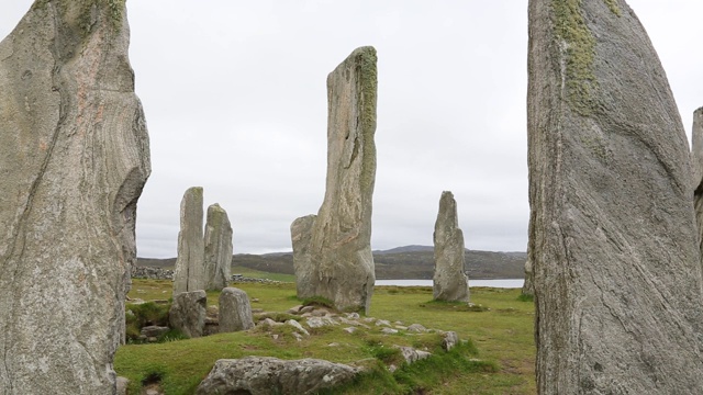 英国苏格兰外赫布里底群岛(Outer Hebrides)附近的刘易斯岛(Isle of Lewis)上的卡兰尼斯巨石和巨石圈。视频素材