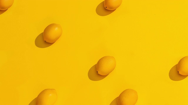 停止运动收集柠檬在黄色的背景。视频素材