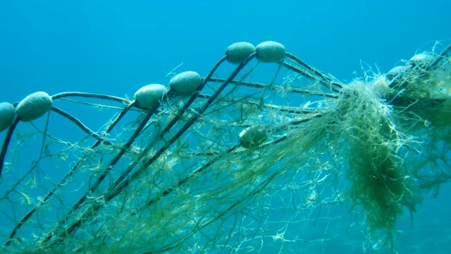 丢失的带有浮标的渔网在海床下。废弃渔具问题-任何被遗弃、丢失或以其他方式丢弃的渔具。它是海洋废弃物中最有害的一种视频下载