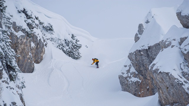 滑雪板在雪景中跳跃视频素材