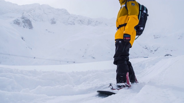 滑雪者探索冰雪的冬季景观视频素材