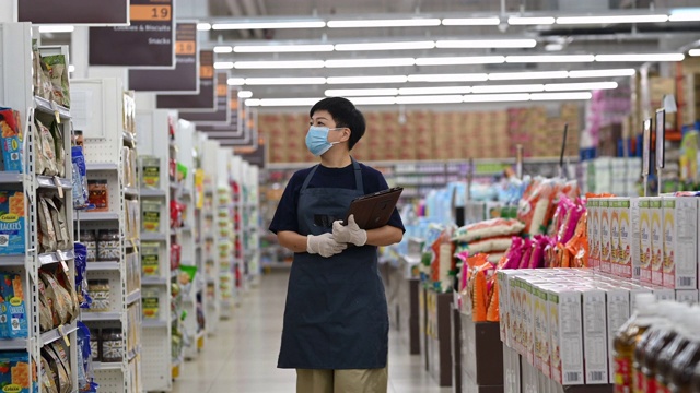 一个亚洲华人超市中年妇女店主零售助理与口罩视频下载