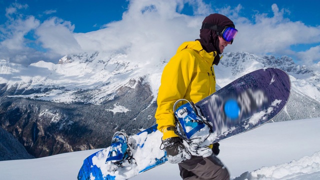 滑雪者攀登雪山，周围是令人惊叹的冬季景观视频素材