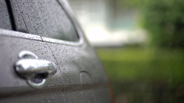雨点落在家里停车场的SUV车上视频素材