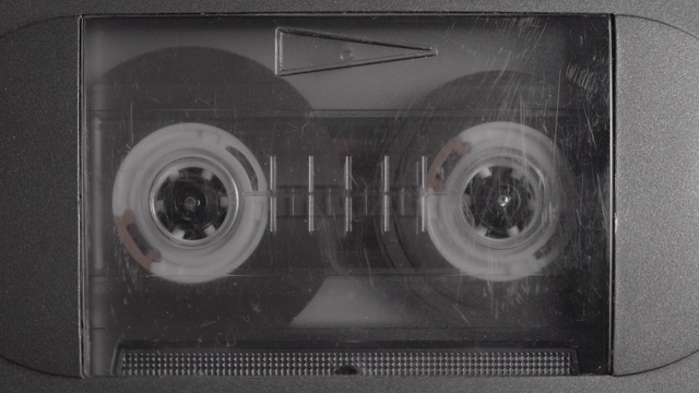 1980年代的盒式磁带播放和记录在便携式复古磁带播放器。视频素材