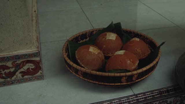 固体椰糖块制成的尼拉或椰子蜜坐在碗视频素材