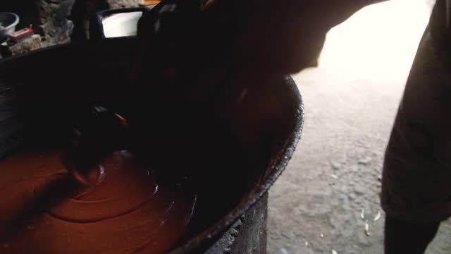 将椰蜜制成的椰糖倒入椰壳中视频素材
