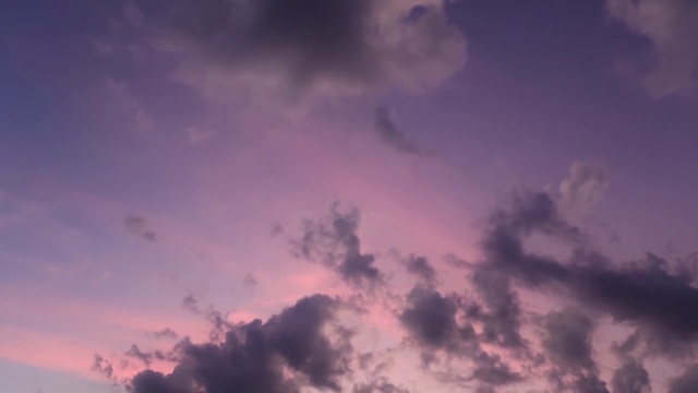色彩斑斓的日落天空背景时间流逝在傍晚黄昏柔和的红色粉红色紫色地平线视频素材