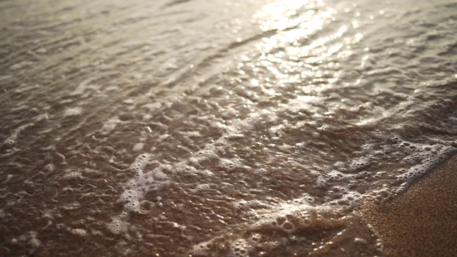 海浪冲走了热带海洋的脚印视频下载