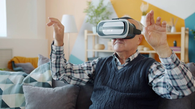 公寓,老年男人,做手势,虚拟现实视频素材