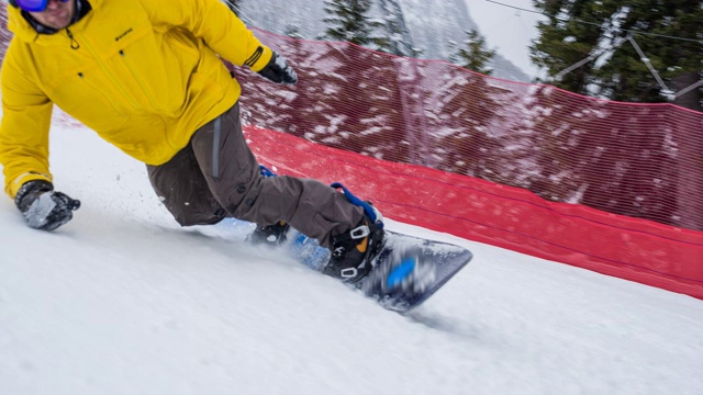 滑雪板上转弯的人视频素材