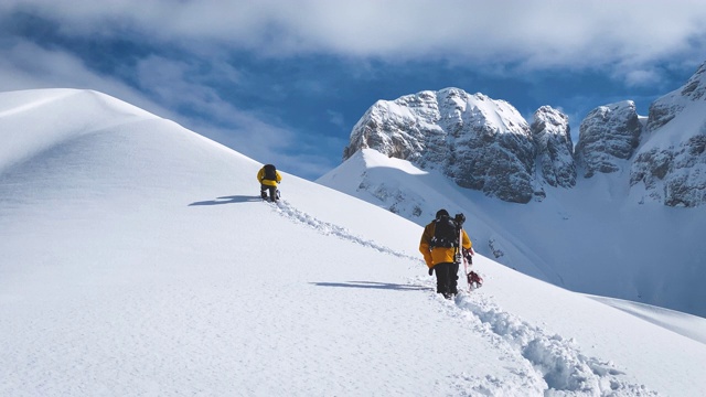 滑雪者在雪山上徒步旅行视频素材