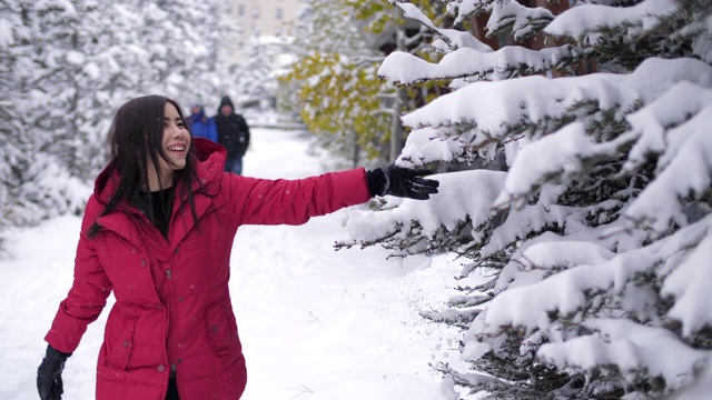 年轻女子喜欢下雪的冬天视频下载