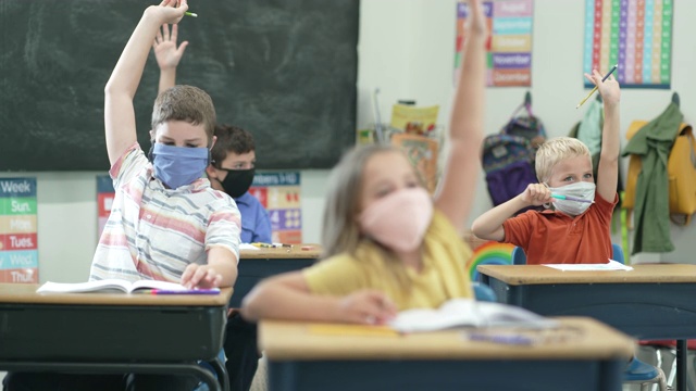 小学生在教室里戴着防护口罩视频素材