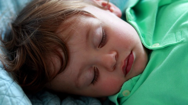 特写婴儿睡觉。一岁小孩在打盹视频下载