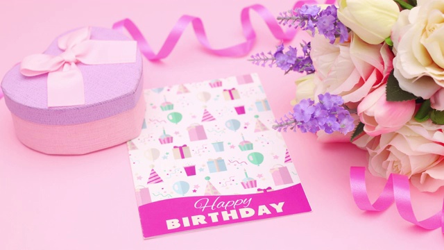 浪漫的生日装饰，以粉红色为主题，包括礼物、鲜花和贺卡。停止运动视频素材