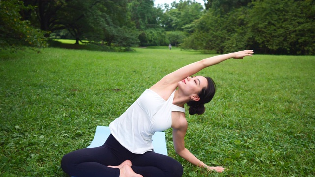 瑜伽教练在自然界中伸展莲花姿势的手视频下载