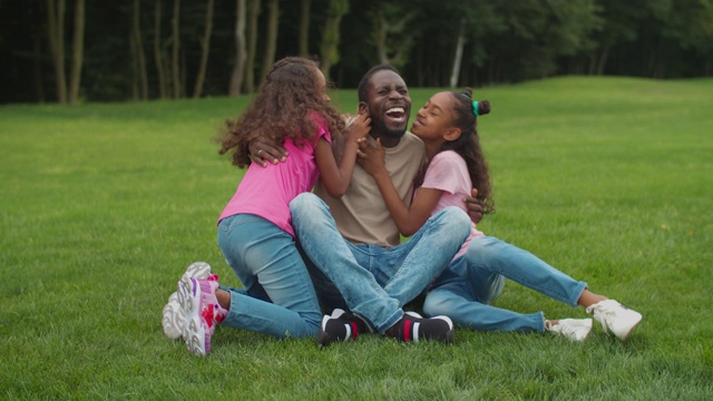 大笑的非洲爸爸和女孩在户外玩耍视频素材