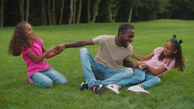 非洲父亲和女孩享受户外休闲视频素材