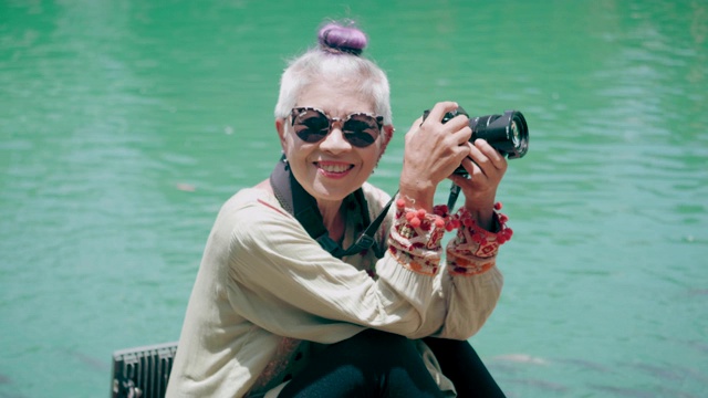 退休后的资深女摄影师周末生活视频下载