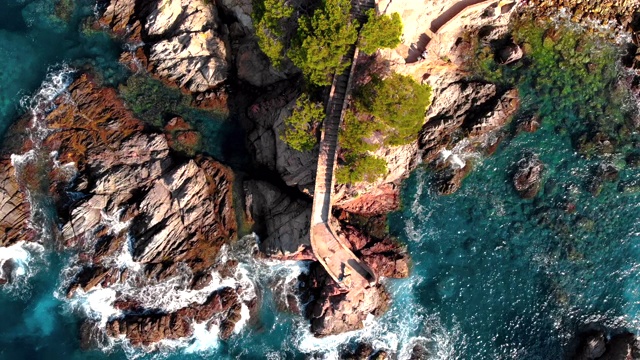 鸟瞰图美丽的科斯塔布拉瓦海岸线在西班牙的岩石构成。视频素材