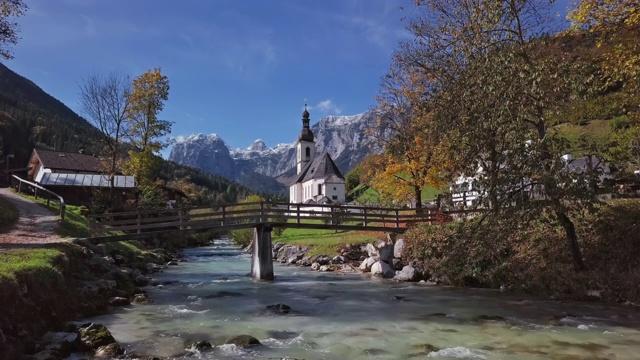 德国巴伐利亚阿尔卑斯，拉姆绍，贝希特斯加登，著名的圣塞巴斯蒂安教区教堂附近的人行桥。视频下载
