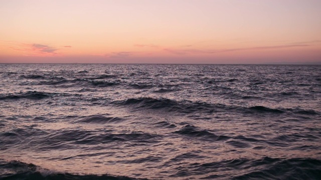 夕阳下海滩上的海潮视频素材