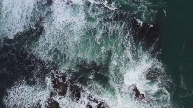 苏格兰斯凯岛的海浪视频下载