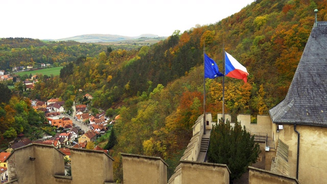 波希米亚的Karlštejn城堡(Hhrad Karlštejn, Burg Karlstein)上飘扬的旗帜视频下载