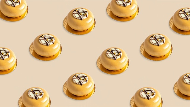图案与许多明亮的圆形甜点的橙色和金黄色与饼干动画在黄色的背景，侧视图。蛋糕向不同方向移动，4k视频素材