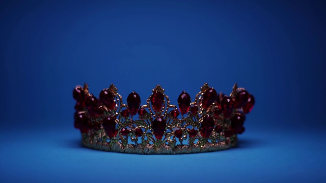 变幻的灯光显示金色皇冠与红色宝石在蓝色视频下载
