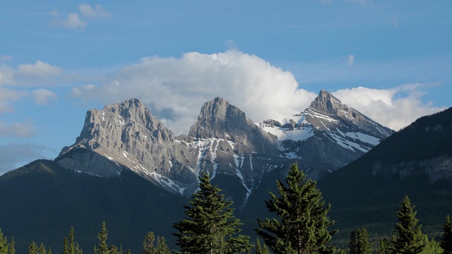 加拿大阿尔伯塔省坎摩尔的日落三姐妹山脉时间视频素材