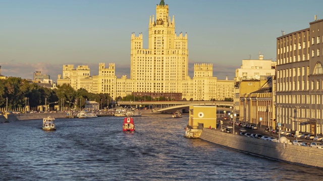 日落，城市的景色和莫斯科河上游船的运动，时间流逝视频素材