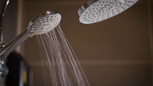 水从浴室的淋浴间流出来。视频素材