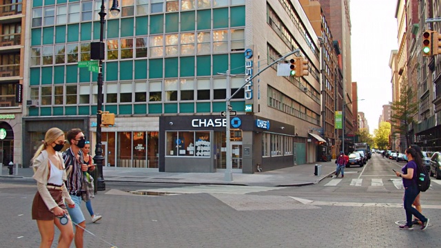 一对夫妇走过纽约大街上的大通银行。城市。视频素材