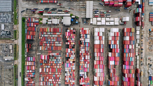 鸟瞰图集装箱货物仓库，用于商业物流，进出口，海运或货运。视频素材