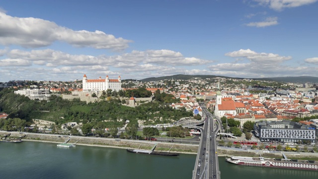 布拉迪斯拉发航拍的城市景观，在斯洛伐克阳光明媚的夏日，老城的圣马丁大教堂，城堡山，交通和多瑙河。城市生活观的概念和空中道路上的著名视点。视频下载