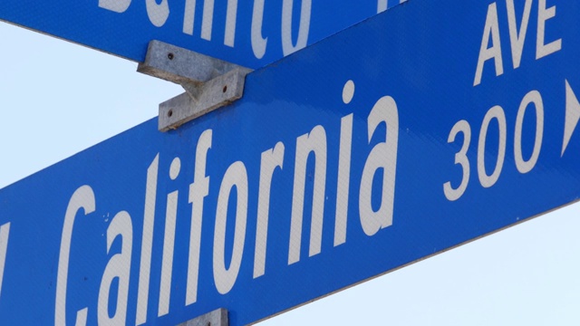 加州街道十字路口的路标。十字路口路标上的文字，象征着夏季旅行和假期。美国的旅游目的地。洛杉矶附近101号公路的标牌上写着视频下载