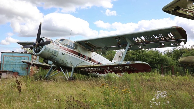 一架被遗弃和摧毁的飞机在田野里的快速动作视频视频下载