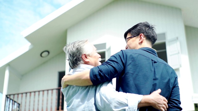 骄傲的父亲在新家拥抱他的儿子，慢镜头。视频素材