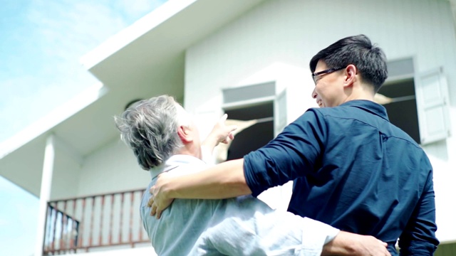 骄傲的父亲在新家拥抱他的儿子，慢镜头。视频素材