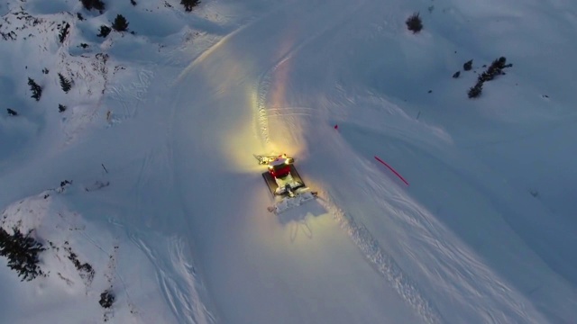 雪美容师准备滑雪坡，鸟瞰图视频下载