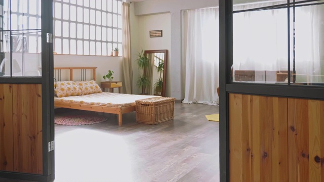 简单的现代公寓卧室与自然光线视频下载